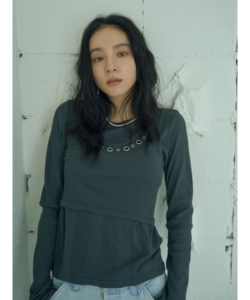 Ungrid（アングリッド）の「ハトメデザインレイヤードロングスリーブTee（Tシャツ/カットソー・レディース・オフホワイト/チャコールグレー・F）」の6枚目の写真