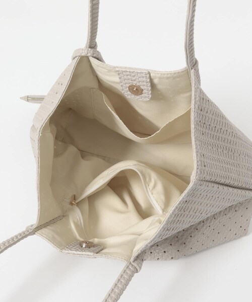 RODE SKO（ロデスコ）の「ポーチ付パンチングミドルトートバッグ（トートバッグ・レディース・IVORY/BROWN・One）」の19枚目の写真
