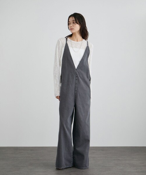 ADAM ET ROPE'(アダムエロペ)の「オーバーダイデニムサロペット(サロペット/オーバーオール・レディース・チャコール/キナリ・M/S)」の5枚目の写真