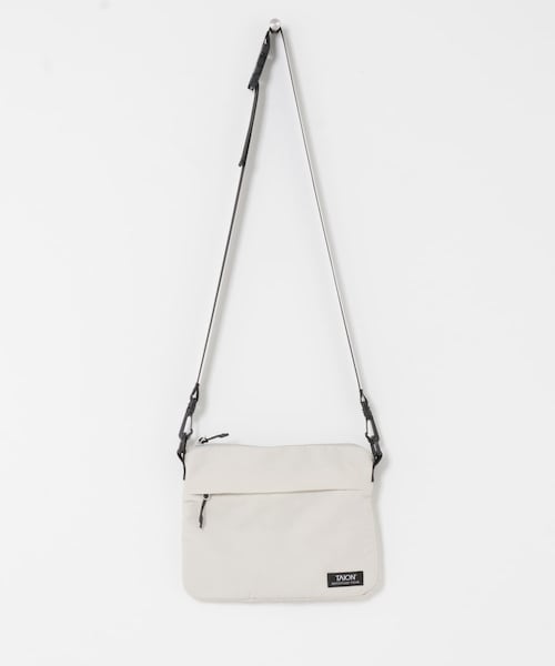SENSE OF PLACE by URBAN RESEARCH（センスオブプレイスバイアーバンリサーチ）の「TAION　マウンテンサコッシュ（ショルダーバッグ・メンズ・BLACK/NAVY/ICE GRAY・One）」の2枚目の写真