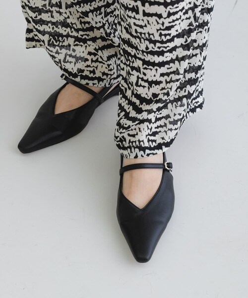 URBAN RESEARCH（アーバンリサーチ）の「『別注』 MILLIWM×URBANR　Vカットスリングバッグパンプス（パンプス・レディース・ブラック/イエローベージュ・36/36.5/37/37.5）」の7枚目の写真