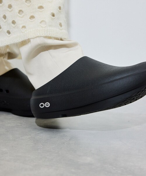 ADAM ET ROPE'（アダムエロペ）の「【OOFOS（ウーフォス）】Oocloog+（サンダル・レディース・ブラック・23/24/25）」の17枚目の写真