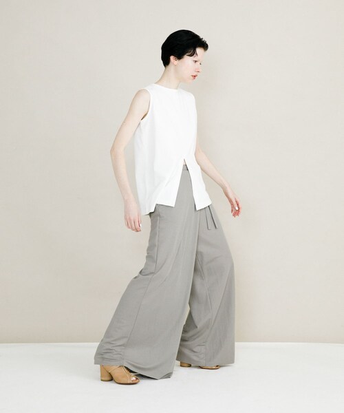 LAATO（ラート）の「slit no sleeve tee（タンクトップ・レディース・パール/クレイ・FREE）」の8枚目の写真