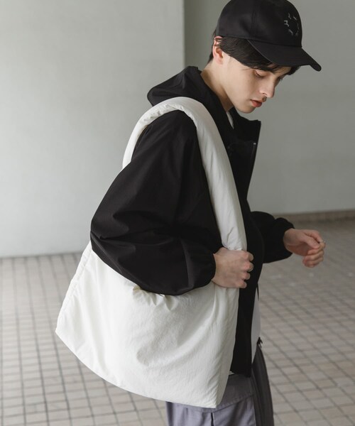 SENSE OF PLACE by URBAN RESEARCH(センスオブプレイスバイアーバンリサーチ)の「ナイロンパデットビックショルダー(ショルダーバッグ・メンズ・BLACK/WHITE/CHARCOAL/L.BLUE・one)」の7枚目の写真