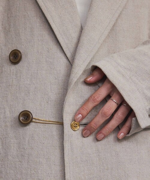 ADAM ET ROPE'（アダムエロペ）の「【AXEP（アクセップ）】EASE M gold（ブローチ/コサージュ・レディース・ゴールド・F）」の4枚目の写真