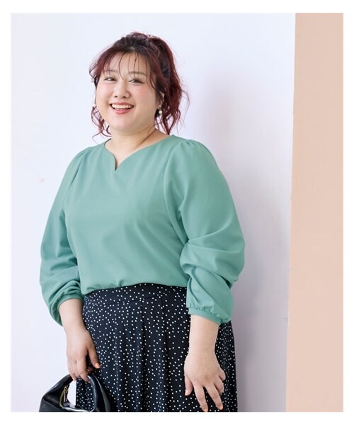 nissen（ニッセン）の「＜大きいサイズ＞きゃしゃ見えハートネックカットソートップス（Tシャツ/カットソー・レディース・オフホワイト/黒/グレージュ/ミントブルー・L/LL/3L/4L/5L/6L/8L/10L）」の7枚目の写真