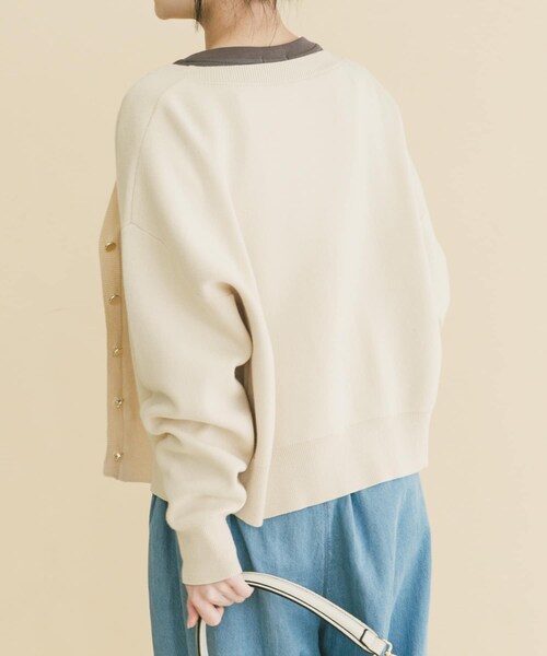 ITEMS URBANRESEARCH（アイテムズ アーバンリサーチ）の「『イージーケア』スウェットライクVネックカーディガン（ニット/セーター・レディース・OFF/MIMOSA/LVD/NVY・Free）」の8枚目の写真