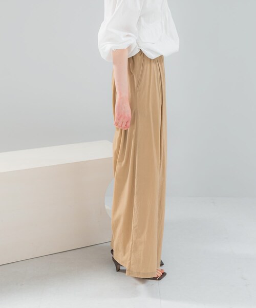 URBAN RESEARCH ROSSO（アーバンリサーチロッソ）の「ライトタックイージーワイドパンツ（その他パンツ・レディース・BEIGE/DARKNAVY・Free）」の7枚目の写真