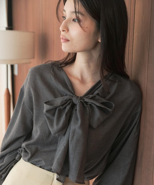 URBAN RESEARCH ROSSO（アーバンリサーチロッソ）の「セミシアーウール混2WAYタイブラウス（シャツ/ブラウス・レディース・WHITE/GRAY/D/NAVY・Free）」の2枚目の写真