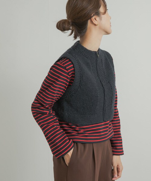 URBAN RESEARCH DOORS(アーバンリサーチドアーズ)の「『別注』KHWOPA SPIRIT×DOORS ショート丈ZIPベスト(ニット/セーター・レディース・グレー/レッド/ネイビー・one)」の11枚目の写真