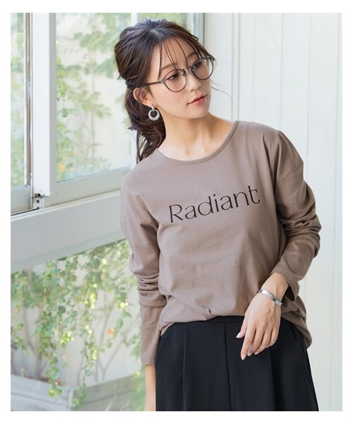 nissen（ニッセン）の「綿１００％長袖プリントTシャツ（ＵＶカット）＜大きいサイズ有＞（Tシャツ/カットソー・レディース・オフホワイト:フレンチロゴ/アイス杢:シンプルロゴ/ライムイエロー:草花/グレージュ:ネコロゴ/黒:ナンバーロゴ/モーブピンク:雑貨ロゴ/オフホワイト:ナンバーロゴ/モカグレー:クールロゴ/黒:フレンチロゴ/アイス杢:フォトねこ/ラズベリーピンク:フレンチ/杢グレー:ネコだらけ/チャコールグレー:袖ロゴ/ボルドー:ロゴ花/ネイビー:ハート/オフホワイト:ブロックロゴ/黒:レタリングロゴ/グレイッシュブルー:ほのぼのネコ/モカベージュ:胸つむネコ/チャコール:アーチロゴ・S/M/L/LL/3L）」の21枚目の写真