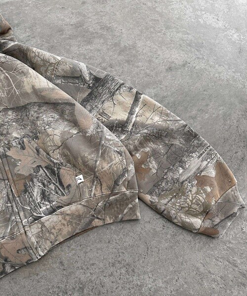 bonjour records(ボンジュールレコーズ)の「AKIMBO CLUB/アキンボ・クラブ ZIP-UP HOODIE - REALTREE CAMO(パーカー・レディース・グリーン系・L/M/S)」の6枚目の写真