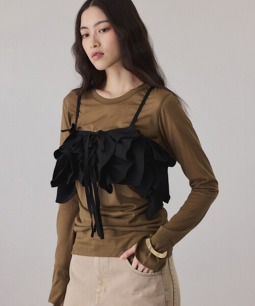 ADAM ET ROPE'（アダムエロペ）の「【サステナブル】ニットフリルビスチェ（ベスト・レディース・ブラック・F）」の2枚目の写真