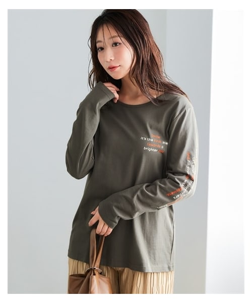 nissen（ニッセン）の「綿１００％長袖プリントTシャツ（ＵＶカット）＜大きいサイズ有＞（Tシャツ/カットソー・レディース・オフホワイト:フレンチロゴ/アイス杢:シンプルロゴ/在庫限り◆ライムイエロー:草花/在庫限り◆グレージュ:ネコロゴ/黒:ナンバーロゴ/在庫限り◆モーブピンク:雑貨ロゴ/オフホワイト:ナンバーロゴ/モカグレー:クールロゴ/黒:フレンチロゴ/アイス杢:フォトねこ/ラズベリーピンク:フレンチ/杢グレー:ネコだらけ/チャコールグレー:袖ロゴ/ボルドー:ロゴ花/ネイビー:ハート/オフホワイト:ブロックロゴ/黒:レタリングロゴ/グレイッシュブルー:ほのぼのネコ/モカベージュ:胸つむネコ/チャコール:アーチロゴ/在庫限り◆ブルーグレー:胸ネコ/在庫限り◆ダスティピンク:花/チャコール:おすわりネコ/黒:ブロックロゴ/オフホワイト:筆記ロゴ/グリーン:野花・S/M/L/LL/3L/4L/5L/6L/8L/10L）」の12枚目の写真