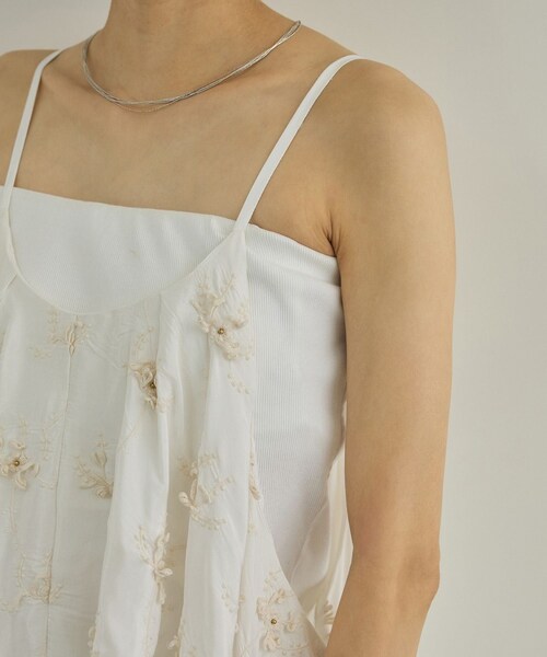 ADAM ET ROPE'(アダムエロペ)の「【WEB先行販売】【crinkle crinkle crinkle】別注レーヨンシャンタン 3D刺繍キャミソール(キャミソール・レディース・ブラック/ホワイト・F)」の21枚目の写真