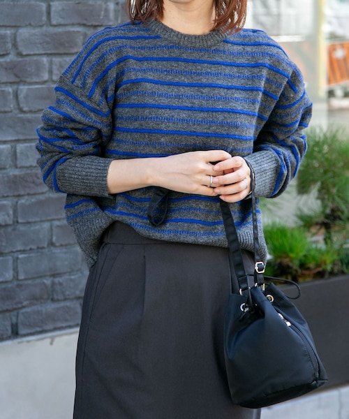 URBAN RESEARCH DOORS(アーバンリサーチドアーズ)の「FORK&SPOON 変形ボーダーニットプルオーバー(ニット/セーター・レディース・BLK×OFF/GRY×BLU・1)」の4枚目の写真