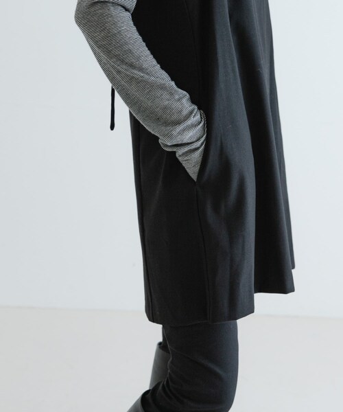 URBAN RESEARCH(アーバンリサーチ)の「スクエアネックミニジャンパーワンピース(ワンピース・レディース・BLACK/CHARCOAL・FREE)」の4枚目の写真