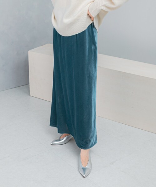 URBAN RESEARCH ROSSO（アーバンリサーチロッソ）の「ベロアロングスカート（スカート・レディース・GREIGE/BLUE・36/38）」の4枚目の写真