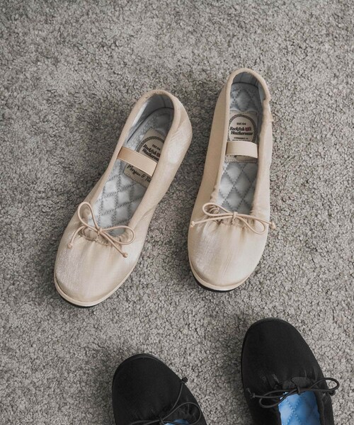 URBAN RESEARCH DOORS(アーバンリサーチドアーズ)の「Rockfish Weatherwear WISLEY SCRUNCH FLAT(バレエシューズ・レディース・BLACK/BEIGE・23.5/24/24.5)」の2枚目の写真