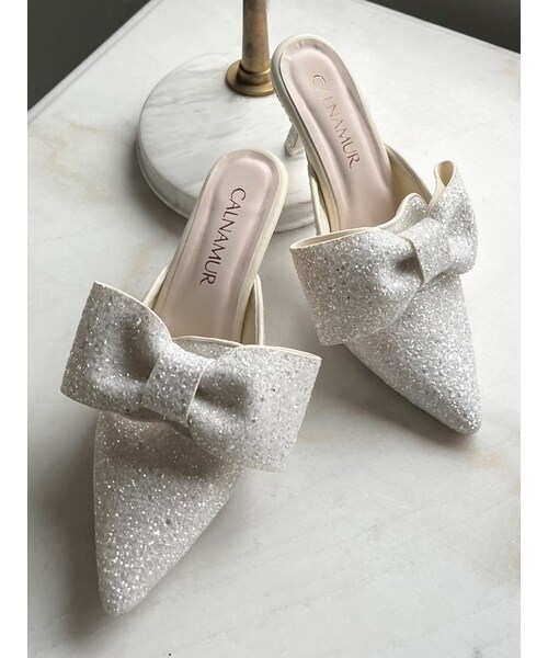 CALNAMUR（カルナムール）の「SHINY BIG RIBBON CLIP MULE/シャイニービッグリボンクリップミュール（サンダル・レディース・ホワイト/ブラック/シルバー・S/M/L）」の3枚目の写真