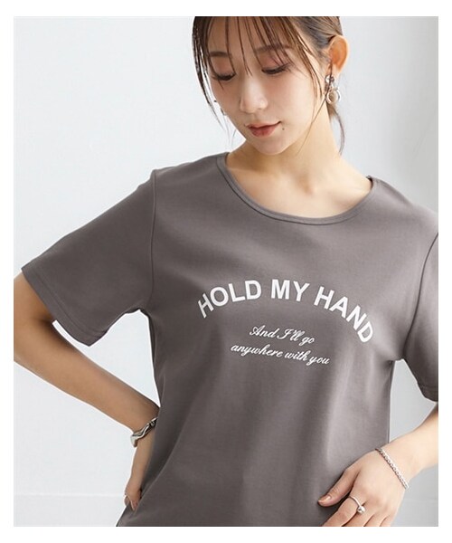 nissen（ニッセン）の「【綿１００％】プリントTシャツ（接触冷感・UVカット）（選べる柄）＜大きいサイズ有＞（Tシャツ/カットソー・レディース・クールロゴ:オフホワイト/クールロゴ:黒/カーブデザインロゴ:チャコールグレー/カーブデザインロゴ:アイス杢/ブロックデザインロゴ:アイス杢/ブロックデザインロゴ:ネイビー/ハチドリ:グレージュ/看板ネコ:モーブピンク/看板ネコ:グレージュ/リラックスネコ:スモーキーブルー/5匹のハリネズミ:ピスタチオ/カラフルフラワーロゴ:黒/ハンギングフラワー:ラベンダー/雑貨フラワー:ミントブルー/大人ロゴ:オフホワイト/レタリングロゴ:チャコールグレー/フレンチロゴ:グレージュ/ほのぼのネコ:ミント/ワンポイントネコ:ブルー/草花:ピンクベージュ/大人ロゴ:黒/筆記ロゴ:黒/雑貨:ダークミント/パイナップル:チャコールグレー/ラビット:ダークピンク/黒ネコ:ソフトブルー/日々ネコ:オートミール・S/M/L/LL/3L/4L/5L/6L/8L/10L）」の13枚目の写真