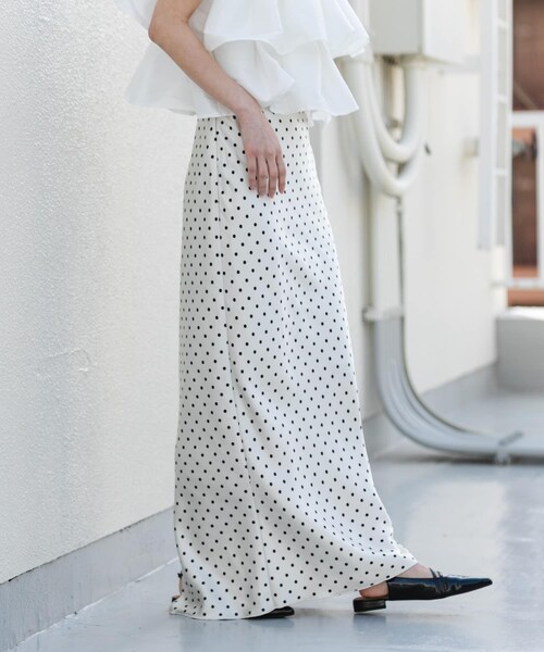 SENSE OF PLACE by URBAN RESEARCH(センスオブプレイスバイアーバンリサーチ)の「サテンアイラインスカート(スカート・レディース・IVORY/BLACK/CHARCOAL/IVO×BLK/BLK×WHT/BEG×WHT・S/M/TALL)」の9枚目の写真