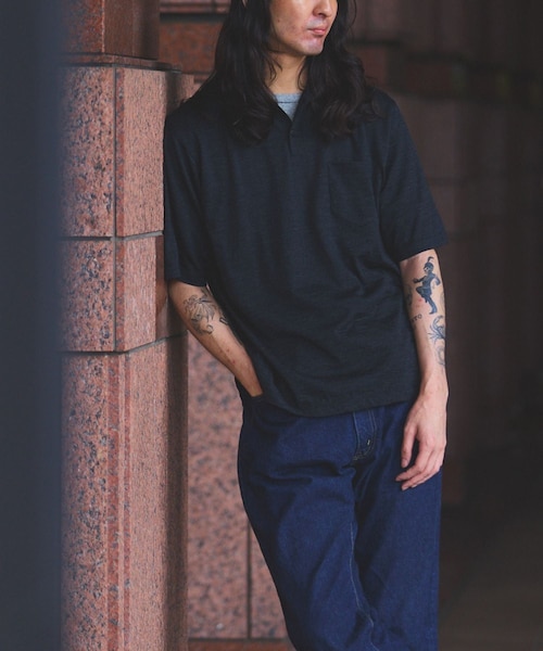 ADAM ET ROPE'（アダムエロペ）の「【BATONER for WILD LIFE TAILOR】WOOL天竺 ハーフスリーブ ニットポロ（ポロシャツ・メンズ・ブラック系・2/3/4）」の3枚目の写真