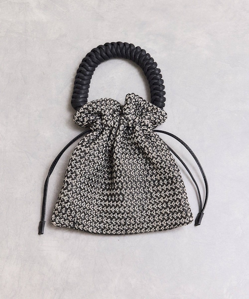 ADAM ET ROPE'（アダムエロペ）の「ブレイドハンドル巾着バッグ（ショルダーバッグ・レディース・ブラック/ホワイト・F）」の3枚目の写真