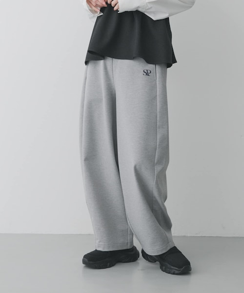 SENSE OF PLACE by URBAN RESEARCH（センスオブプレイスバイアーバンリサーチ）の「ワンポイントシシュウスウェットパンツ（スウェットパンツ・レディース・GRAY/BLACK・S/M）」の2枚目の写真