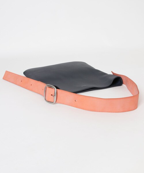 URBAN RESEARCH（アーバンリサーチ）の「Hender Scheme　one side belt bag（ショルダーバッグ・メンズ・navy/black・-）」の9枚目の写真