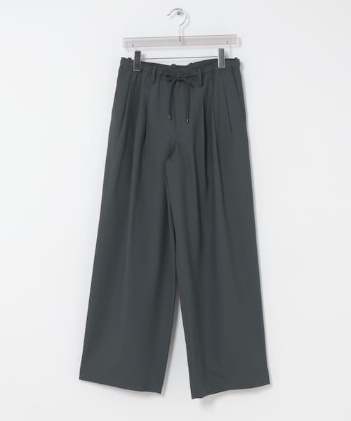 URBAN RESEARCH(アーバンリサーチ)の「MARKAWARE TRIPLE PLEATED EASY TR(その他パンツ・メンズ・BEIGE/CHARCOAL/BLACK・1/2)」の2枚目の写真