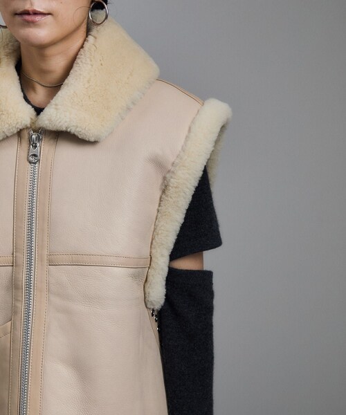 ADAM ET ROPE'（アダムエロペ）の「【TANAKA（タナカ）】SHEARLING VEST（ムートンコート・レディース・オフホワイト/ダークブラウン・S）」の20枚目の写真