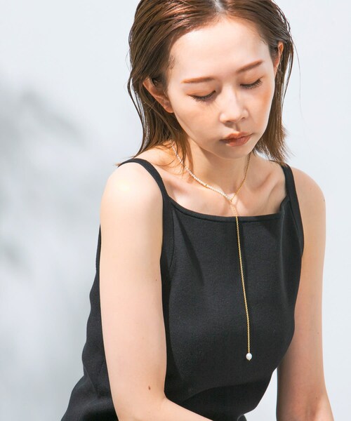 URBAN RESEARCH ROSSO（アーバンリサーチロッソ）の「Pearl×chain lariat（ネックレス・レディース・WHT×GLD・Free）」の4枚目の写真