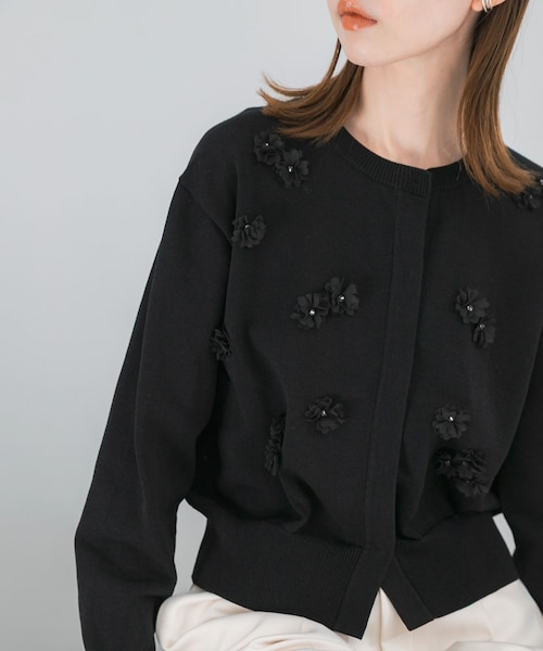 URBAN RESEARCH ROSSO（アーバンリサーチロッソ）の「フラワーモチーフカーディガン（カーディガン/ボレロ・レディース・OFF WHITE/BLACK・Free）」の2枚目の写真