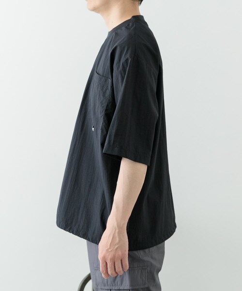 ITEMS URBANRESEARCH（アイテムズ アーバンリサーチ）の「『撥水/イージーケア/接触冷感/UVカット』タスランナイロンクルーネックドロストTシャツ（Tシャツ/カットソー・メンズ・BLK/CHA/NVY・M/L）」の21枚目の写真