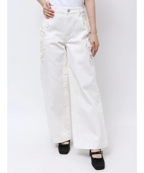 CALNAMUR（カルナムール）の「3D FLOWER STRAIGHT DENIM PT/3Dフラワーストレートデニムパンツ（その他パンツ・レディース・ホワイト/アイスブルー/インディゴ・S/M）」の3枚目の写真