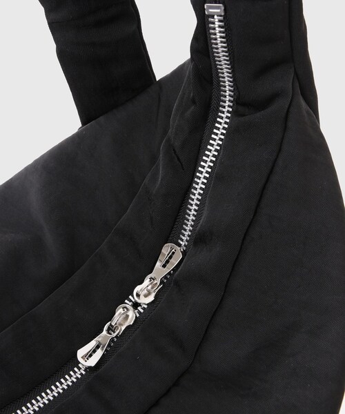 ADAM ET ROPE'（アダムエロペ）の「【ITTI/イッチ】ANNIE PUFFER BIG MOON BAG / CERATO BRIGHT（ショルダーバッグ・メンズ・ブラック・F）」の7枚目の写真