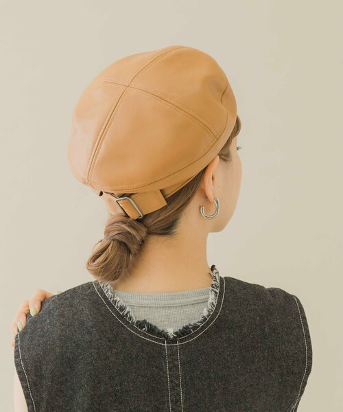 SMELLY（スメリー）の「フェイクレザーバックルベレー（ハンチング/ベレー帽・レディース・BLK/CML・-）」の3枚目の写真