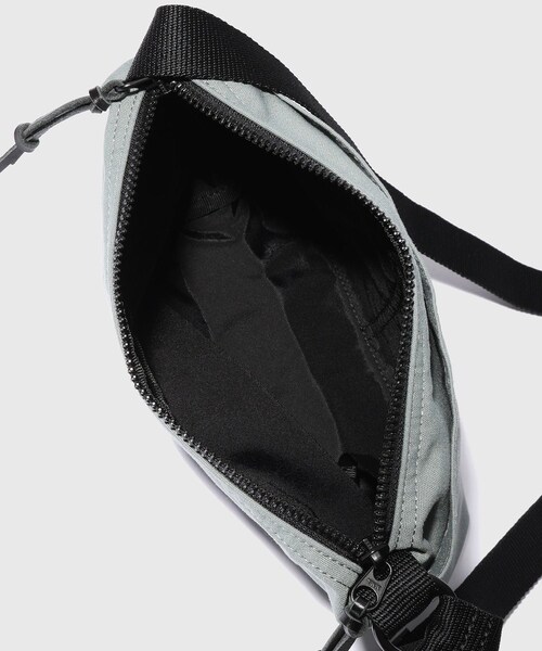 ADAM ET ROPE'(アダムエロペ)の「【THE NORTH FACE Purple Label】Field Small Shoulder Bag(ショルダーバッグ・メンズ・ブラック/チャコール/カーキ・F)」の15枚目の写真
