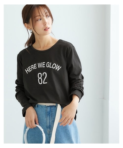 nissen（ニッセン）の「綿１００％長袖プリントTシャツ（ＵＶカット）＜大きいサイズ有＞（Tシャツ/カットソー・レディース・オフホワイト:フレンチロゴ/アイス杢:シンプルロゴ/ライムイエロー:草花/グレージュ:ネコロゴ/黒:ナンバーロゴ/モーブピンク:雑貨ロゴ/オフホワイト:ナンバーロゴ/モカグレー:クールロゴ/黒:フレンチロゴ/アイス杢:フォトねこ/ラズベリーピンク:フレンチ/杢グレー:ネコだらけ/チャコールグレー:袖ロゴ/ボルドー:ロゴ花/ネイビー:ハート/オフホワイト:ブロックロゴ/黒:レタリングロゴ/グレイッシュブルー:ほのぼのネコ/モカベージュ:胸つむネコ/チャコール:アーチロゴ・S/M/L/LL/3L）」の9枚目の写真