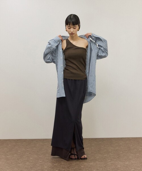 ADAM ET ROPE'（アダムエロペ）の「シルク混ワンショルタンクトップ（タンクトップ・レディース・ブラック/ダークブラウン系/ブルー系・F）」の5枚目の写真