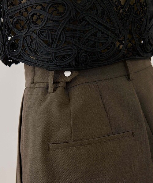 ADAM ET ROPE'（アダムエロペ）の「【サステナブル】アジャストハーフパンツ（その他パンツ・レディース・ブラック/ブラウン系・36/38）」の12枚目の写真