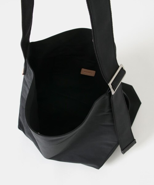 URBAN RESEARCH(アーバンリサーチ)の「Hender Scheme FLAP SHOULDER SMALL(ショルダーバッグ・メンズ・Black/Beige/Khaki・Free)」の8枚目の写真
