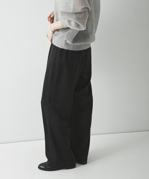 URBAN RESEARCH（アーバンリサーチ）の「サテンイージーセミフレアパンツ（その他パンツ・レディース・OFF WHITE/BLACK・36/38）」の18枚目の写真
