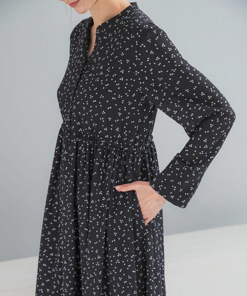 URBAN RESEARCH ROSSO（アーバンリサーチロッソ）の「『WEB限定』ランダムドットボリュームワンピース（ワンピース・レディース・NAVY/BLACK・Free）」の14枚目の写真