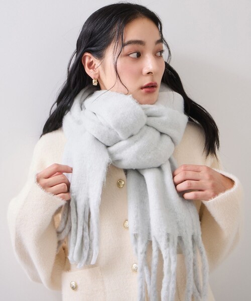 VIS（ビス）の「ふわふわフリンジマフラー/静電気防止（マフラー・レディース・ライトグレー/キナリ/ベージュ/ブルー/レッド/ピンク系・F）」の2枚目の写真