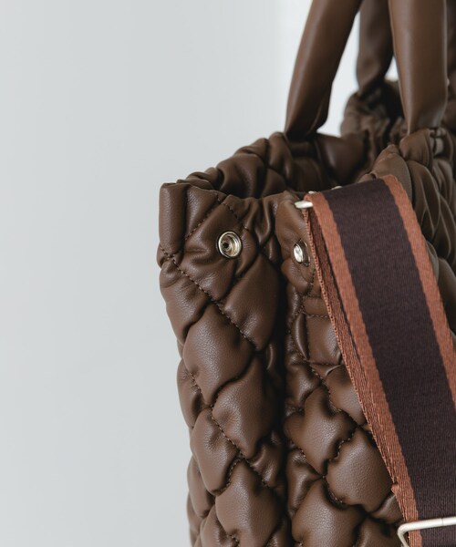 RODE SKO（ロデスコ）の「テープショルダーキルティングバッグ（ショルダーバッグ・レディース・TAUPE/DARK BROWN・one）」の16枚目の写真