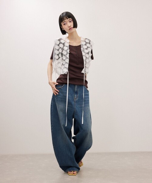 ADAM ET ROPE'(アダムエロペ)の「フラワーチュール2WAYトップス(シャツ/ブラウス・レディース・ブラック/ホワイト・F)」の6枚目の写真