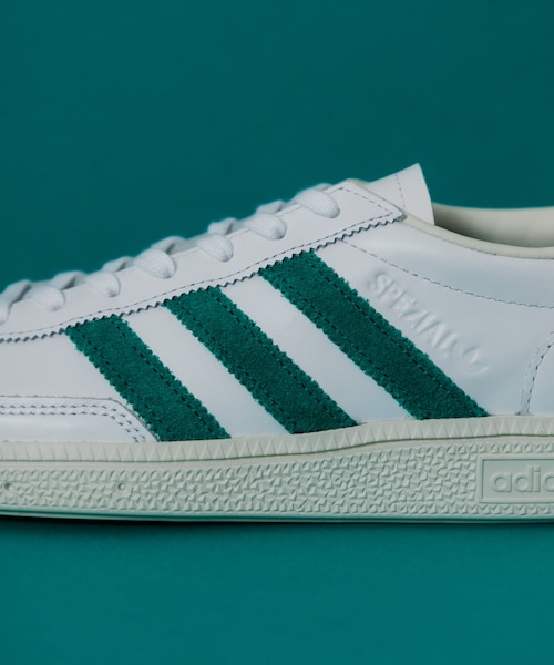 URBAN RESEARCH DOORS(アーバンリサーチドアーズ)の「『別注』adidas×DOORS HANDBALL SPEZIAL(スニーカー・レディース・WHT/GRN・22.5/23/23.5/24/24.5/25)」の4枚目の写真