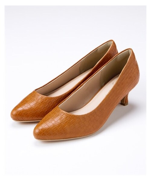 nissen（ニッセン）の「【ゆったり幅広】ポインテッドトゥミドルヒールパンプス（低反発中敷）（ワイズ４Ｅ）（パンプス・メンズ・黒(スムース)/キャメル(スムース)/アイボリー(スムース)/黒(スエード調)/グレー(スエード調)/アンティークシルバー/黒(エナメル調)/ピンクベージュ(エナメル調)/モカベージュ(スエード調)/ダスティーネイビー(スエード調)/グレージュ(スエード調)/ブルーグリーン(スエード調)/ダークブラウン(スエード調)/チェック柄/ブラウン(クロコ)/オーク(スムース)/ベージュ(クロコ)/ミント(スエード調)/ピンクベージュ(刺しゅう)/キャメル(メッシュ型押し)/ブラックチェック/オレンジブラウン(スエード調)/パイソン柄/アプリコット(スエード調)/ホワイト(型押し)/ブルーパープル(スエード調)/オレンジキャメル(メッシュ型押し)/ブロンズ・23.0cm/4E/23.5cm/4E/24.0cm/4E/24.5cm/4E/25.0cm/4E/25.5cm/4E/26.0cm/4E/26.5cm/4E/27.0cm/4E）」の14枚目の写真